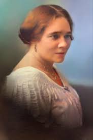 SARAH WINCHESTER. San Jose. Her birth name was Sarah Lockwood Pardee. She  was the fifth of seven children born to Leonard Pardee and Sarah Burns. The  scarce information that survives from the