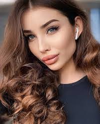 Caitlin Holmes's Instagram, Twitter & Facebook