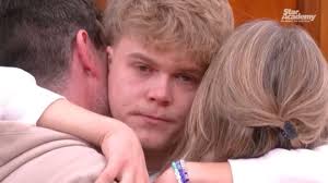 On oublie qu'il a 18 ans" : Charles (Star Academy) inconsolable au départ  de sa mère, les images bouleversent les internautes