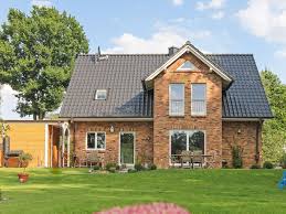 Einfamilienhaus Mit Asymmetrisch Platziertem Giebel Und Grossem Garten Von Eco System Haus Haus Massivhaus Haus Bauen