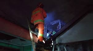 Subang sangat membutuhkan keberadaan bpbd damkar tersebut tegas masroni, geografis yang dimiliki subang. Korsleting Listrik Dari Ac 15 Unit Pemadam Kebakaran Diterjun Ke Lokasi Padat Penduduk Di Cakung Poskota Co Id
