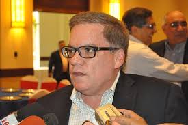 Bayardo Arce dicta conferencia “Perspectivas Económicas y Financieras 2015”  a empresarios.