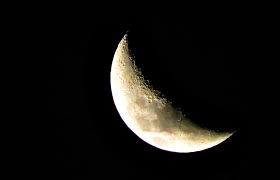 Merangkai layangan bagi sebagian orang tidaklah mudah Gambar Bulan Sabit