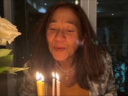 Siempre detrás de mí, (cubriendome) Siempre intercediendo por mí Siempre  mostrandome el corazón del Creador Siempre dándome el ejemplo de la paz que  supera todo entendimiento Siempre confiada, fortalecida, fijada en lo