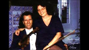 Yes, the dutch violinist andre rieu does have a wife and two children. Andre Rieu And His Wife Marjorie Rieu Andre Rieu Andre Famous Couples