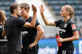 On 28 april 2017, eintracht frankfurt announced a special kit featuring the club's traditional colours would be worn for the final. Journal Frankfurt Nachrichten Klassische Eintracht Durchwachsene Saison Aber Pokalfinale Interview Eintracht Frankfurt Frauen