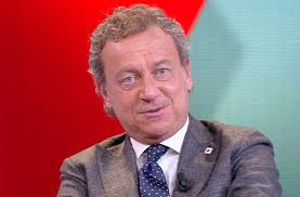 A scatenare la furia del club viola è la direzione arbitrale del direttore di gara mazzoleni e la gestione del var con irrati in occasione in primis del rigore che ha portato al primo vantaggio dell'inter. Sabatini Fiorentina Inter Rigore Inesistente Abisso Spaventato Inter Club Pavia C E Solo L Inter