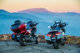If you're in the market for a new family car, odds are you're looking at a crossover and not at a minivan. La Honda Goldwing Tour 2021 Gagne 11 Litres Dans Le Topcase Actu Moto