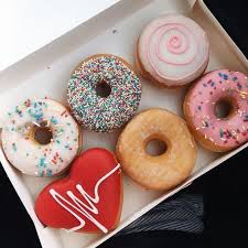 Mmm Finomnak Tunnek Ti Kivel Osztanatok Meg Glasierte Donuts Essen Ideen Furs Essen