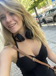 Older men? Do I even look pretty? I don't get any likess... 💔