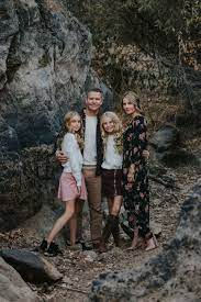 Family Pics Family Photo Outfits Winter Family Photoshoot Poses Family Photo Outfits