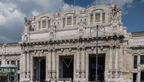 L'idea è di mettere una vetrata, ma il dubbio è se occupare l'intero spazio o se metterla solo al centro e fare un muro ai lati. Milano Alla Stazione Centrale C E Una Stanza Segreta