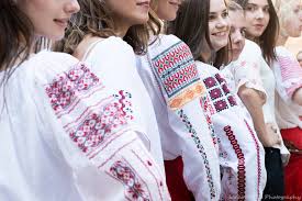 Ia românească este o adevărată matrice culturală, un simbol al identităţii şi creativităţii spaţiului românesc, care dăinuie din timpuri străvechi. Sorina Nidelcu Grup Petite France Ziua Iei Strasbourg Romani In Strasbourg Romani La Strasbourg