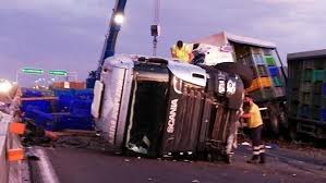 Tutto il traffico della a Schianto All Alba In A14 Coinvolti Tre Camion Uno Si Ribalta Disagi Alla Circolazione