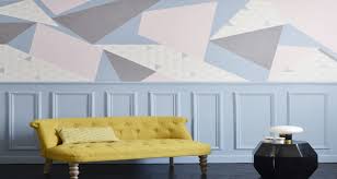 Ah, ce fameux mur audessus du canapé… voilà un espace particulièrement délicat à aménager et à décorer ! Diy Une Deco Murale Geometrique A Faire En Papier Peint