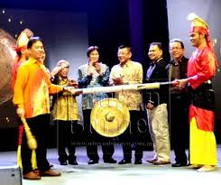 Usaha mengekalkan warisan kesenian pelbagai kaum di malaysia adalah menjadi tanggungjawab semua rakyat di negara ini. Manfaatkan Keunikan Seni Budaya Untuk Tarik Pelancong Ke Sarawak Utusan Borneo Online