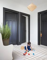 5 Maisons Familiales Bien Rangees Qui Vous Inspireront A Tout Organiser Home Black Interior Doors Home And Family