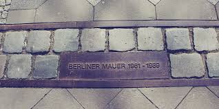 Wir begeben uns auf spurensuche in der einstigen mauerstadt berlin. Die Berliner Mauer Wer Wann Warum Berlin City Game