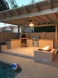 Holzbackofen Und Pizzaofen Im Garten Der Neue Trend Beim Leben Im Garten In 2020 Outdoor Kitchen Patio Backyard Patio Designs Outdoor Kitchen Design Modern