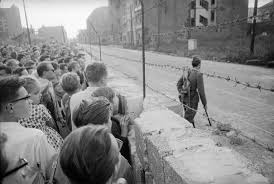 Wer hat die berliner mauer bauen lassen? Ddr Bau Der Berliner Mauer Als Die Welt Um Berlin Bangte Nzz