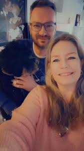 Wat als je vrouw medium is en jij zelf nuchter bent maar wél openstaat, dan  leer je elkaar ontmoeten voorbij labels, niet in wat je gelooft maar in wie  je bent. Mijn