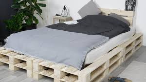 Betten sind unter den palettenmöbeln besonders beliebt und es gibt zahlreiche varianten, wie das palettenbett gestaltet werden kann. Bett Selber Bauen Ideen Und Tipps Obi