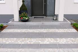 Ein schön verlegtes pflaster am hauseingang und auf den gartenwegen ist ein kleines kunstwerk. Nette Idee Mit Den Unterschiedlichen Pflasterarten Pflasterarbeiten Hauseingang Eingang