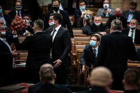 Az egyik legvalószínűbb forgatókönyv (legalábbis a történet első feléhez) az egyik szemtanú. Jakab Peter 4 4 Millio Forintos Buntetest Kapott A Krumplis Kirohanasaert