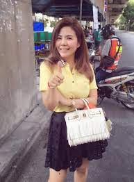 ทิพย์ หรือชื่อเต็มๆ พ.ต.หญิง ชลรัศมี งาทวีสุข พิธีกรคนดังที่ถูกดึงให้เข้าไปอยู่ในวังวนข่าวใหญ่ ว่าเป็นหนึ่งในคณะที่บิน. à¸Šà¸¥à¸£ à¸¨à¸¡ à¸‡à¸²à¸—à¸§ à¸ª à¸‚