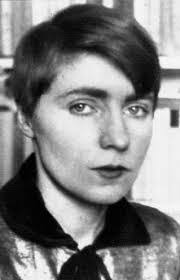 Elizabeth Mccausland's Instagram, Twitter & Facebook