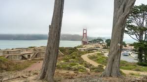 After a grey and quite cool couple of weeks, the weather has really warmed up here in the bay area to make the most of the sun and the long weekend (and to celebrate my birthday) we decided to head to the presidio in san francisco and go for an afternoon hike. Batteries To Bluffs Trail Modern Hiker
