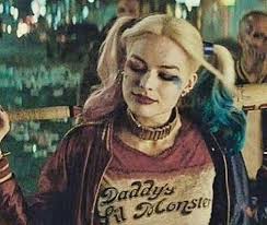 A personagem é interpretada por margot robbie, que volta ao papel após esquadrão suicida (2016) e aves de rapina: Arlequina Esquadrao Suicida