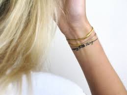 Armbander mit namen tattoo am handgelenk armband tattoos mit. Pin Auf Auswahl Tatoos