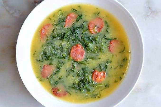 Caldo verde português com calabresa