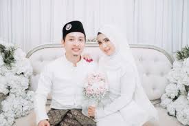 Menurut adat resam kahwin melayu, ibu bapa akan mengendalikan tugas memilih pengantin perempuan untuk anak lelaki mereka dengan teliti. Yuk Kita Mengenal Tata Cara Dalam Pernikahan Melayu Wedding Market