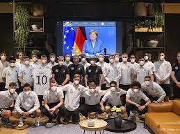 Die deutsche nationalmannschaft hat ihr quartier vor der em bezogen. Em 2021 Dfb Team Posiert Mit Merkel Ein Detail Bei Fc Bayern Star Fallt Auf Fussball