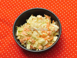 Tata sebagian isian salad di atas piring saji, lalu beri saus di atasnya. Resepi Coleslaw Ala Kfc