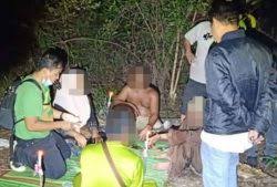 Alauddin'in melaka tahtına geçmesi için alauddin tarafından devredilen ağabeyi pahanglı sultan ahmed'den daha hevesle kimse alauddin'in ölümünü arzulamazdı. Empat Kaki Judi Dicekup Dalam Hutan Kosmo Digital