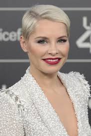 Para lograr ese efecto, las capas deben comenzar desde la barbilla e ir alargándolas hacia abajo. Cortes De Pelo Corto Y Peinados De Mujer Primavera 2019