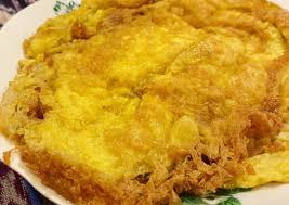Tuangkan telur dalam kuali panas dari tepi dan pusingkan menjadi bulat. Resipi Telur Dadar Bangkok Sempurna