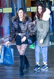 Νεαρός άντρας επιτέθηκε με μαχαίρι και τραυμάτισε δύο άνδρες ηλικίας 45 και 68 ετών. Gia Prwth Fora Deite Thn Koykla Mama Ths Bikys Papadopoyloy News Youweekly