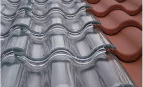 Solarziegel Von Tesla Sind Auf Dem Markt Sie Kosten Weniger Als Ein Normales Dach Und Haben Eine Unbegre Sustainable Building Materials Glass Roof Solar Tiles