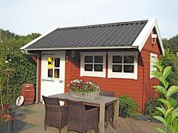 Zurück bleiben helle und schmutzige stellen an der außenwand, die nicht gerade schön aussehen, sagt. Schwedenfarbe Schwedische Farben Holzfarbe Fassadenfarbe Aussenfarbe Landscaping Inspiration Large Backyard Outdoor Structures