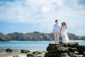 Prewedding casual hijab indoor, prewedding kemeja putih hijab, foto prewedding hijab romantis, prewedding hijab studio, tema prewedding casual outdoor, foto prewedding hijab syari, baju couple 30 foto prewedding hijab casual indoor outdoor modern sumber : 15 Foto Prewedding Casual Di Pantai Portalkuningan Com
