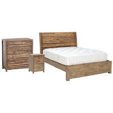 Sloping ceilings, beams, wood … the key is to give prominence to the natural materials such as wood, stone and plant fibers and rescue old pieces to furnish the bedrooms, bed frames. Bedroom Furniture Set Wild Country Fine Arts