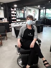 Le salon appelé aussi jeune coiffure, situé dans le 5e arrondissement de paris, vous accueille dans ses nouveaux salons refaits à neuf et vous propose des techniques de coupes, soins et colorations exclusives pour hommes, femmes et enfants, un lieux confortable et accueillant pour se détendre et. A Saint Lo Le Salon De Coiffure L Art Est La Demenage Et S Adapte Saint Lo Maville Com