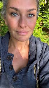 Down to love im 40 years old single and looking. can add me up xx