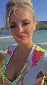 Wie viele Geschichten wohl in dieser einen Welle stecken, die gerade meine  Füße berührt?#calaratjada #calaagulla #mallorcaguide #sommergefühle  #ʙᴇᴀᴄʜᴠɪʙᴇs