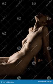 Mulher Nua Sensual Relaxando No Sofá Imagem de Stock - Imagem de relaxe,  sensual: 231969781