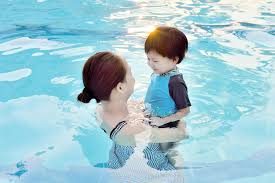 Tips Agar Aman Ketika Berenang Bersama Si Kecil